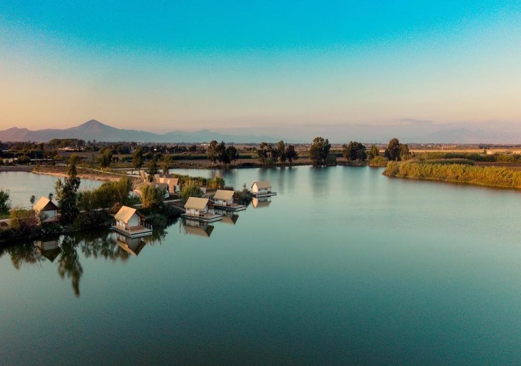 卡斯特沃托诺Nabi Resort Glamping & SPA的享有大型湖泊的空中景致,设有房屋