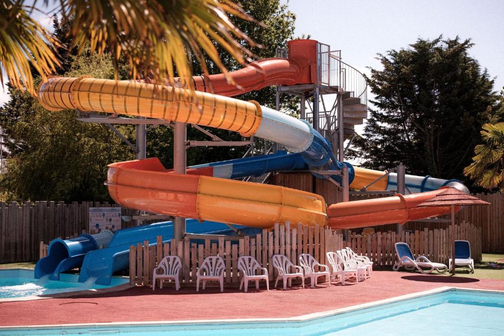 LandevieilleL'Orée de l'Océan - Vendée的一个带水滑梯和游泳池的水上公园