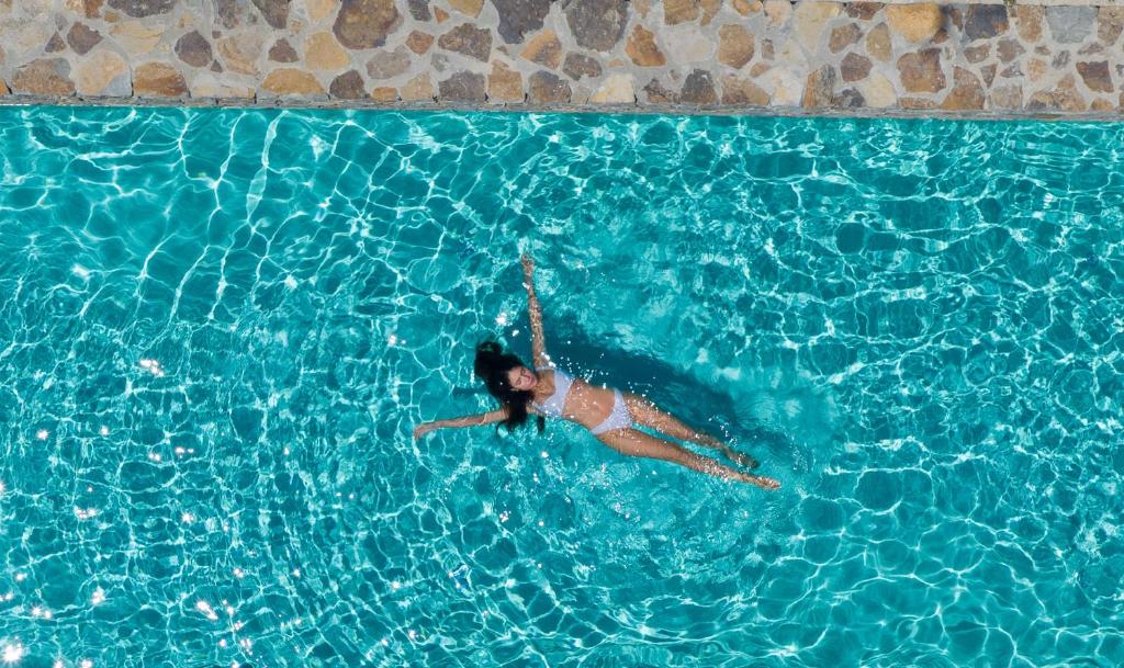 阿达玛斯Korfi de Milo的女人在游泳池游泳