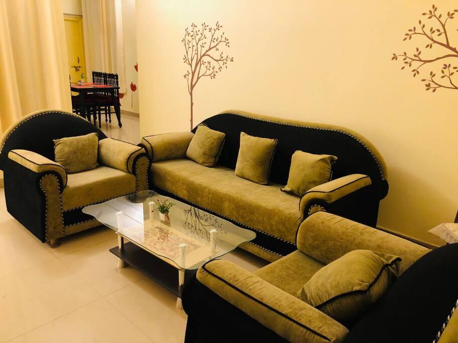 瓦拉纳西The Emerald House的客厅配有两张沙发和一张咖啡桌