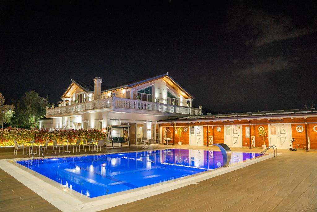 RubjekëVilla Bianca的一座在晚上设有游泳池的大房子