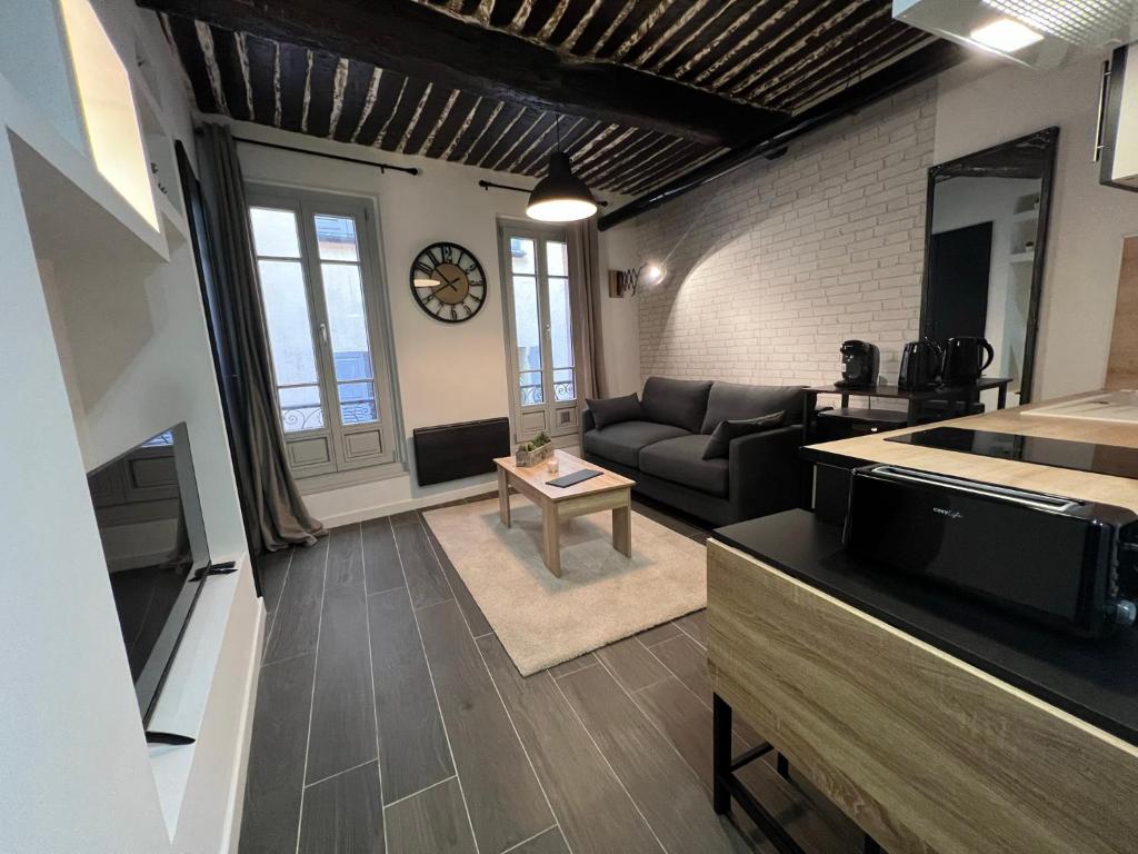 格拉斯ROMEO Charmant Studio Centre Historique Grasse的客厅配有沙发和桌子