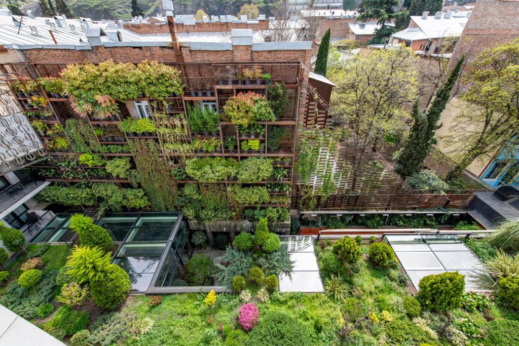 第比利斯第比利斯伊奥塔酒店的享有花园建筑的空中景致