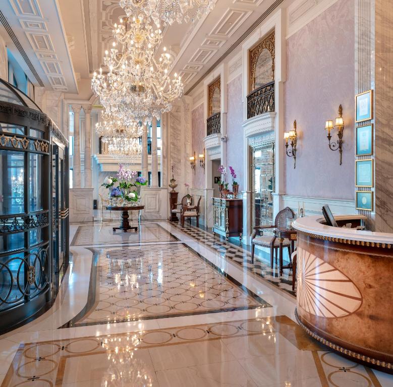 伊斯坦布尔伊斯坦布尔里克斯酒店的一个带吊灯的大堂和一间大房间
