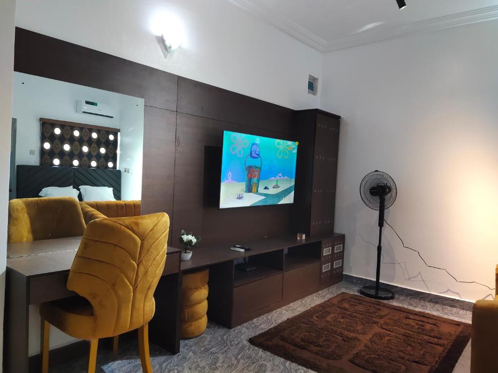 哈科特港Keev Homes & Apartments Shortlet的客厅配有沙发和墙上的电视
