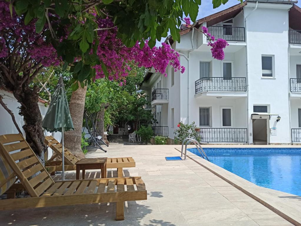 达利安Işıl Suit Apart Otel的一座带游泳池和大楼的度假村