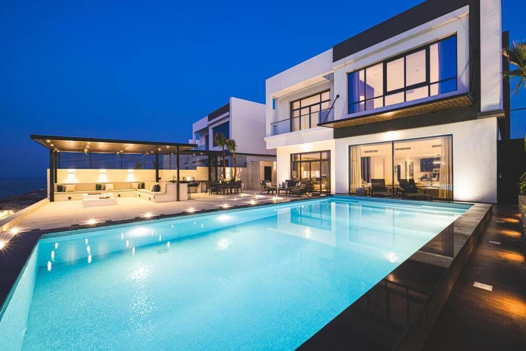 富查伊拉Luxury Villa 8 bedroom with Sea and Mountain View with infinity pool的房屋前的大型游泳池