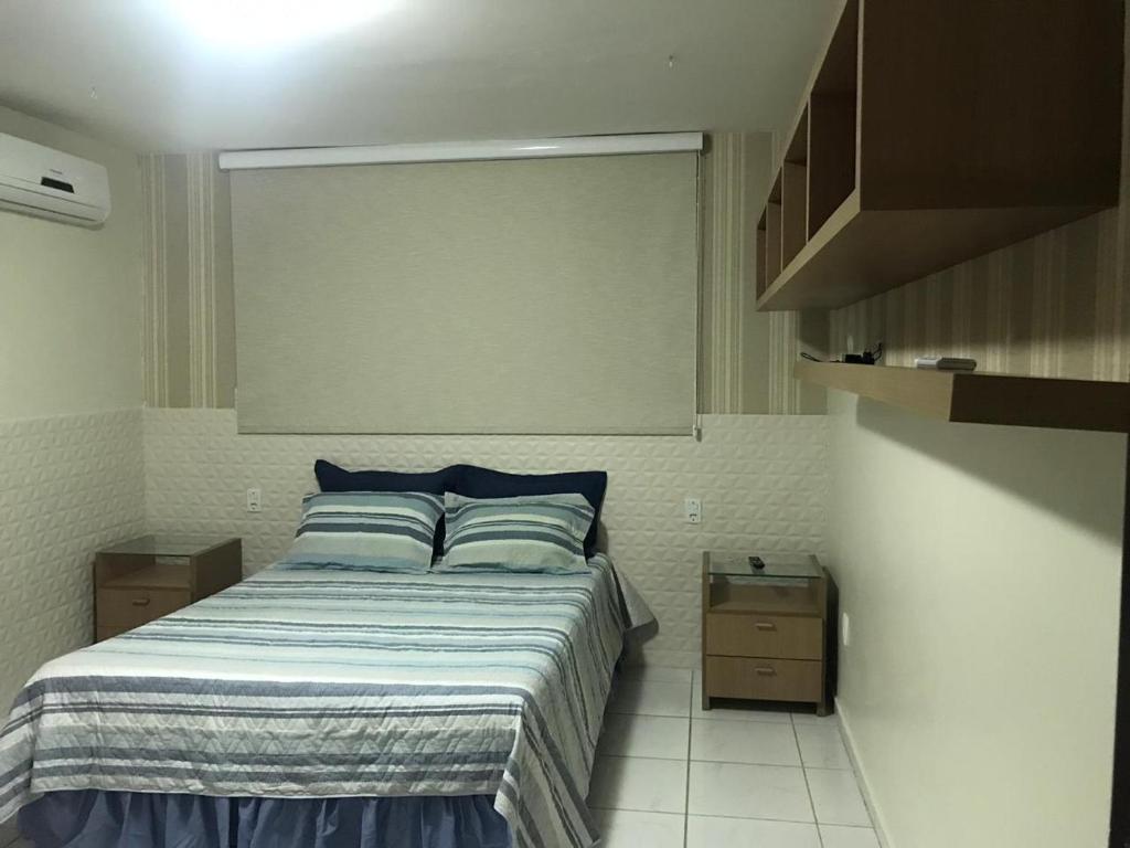纳塔尔Excelente casa 300m2 em Bairro Nobre perto de tudo的一间卧室配有一张带蓝色枕头的床