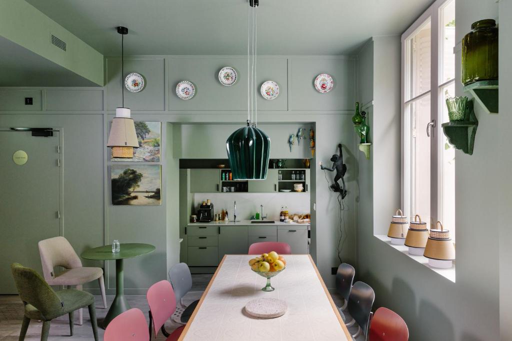 奥尔良La Loge Gogaille - Fernand Rabier - accès autonome的一间带桌椅的用餐室和一间厨房