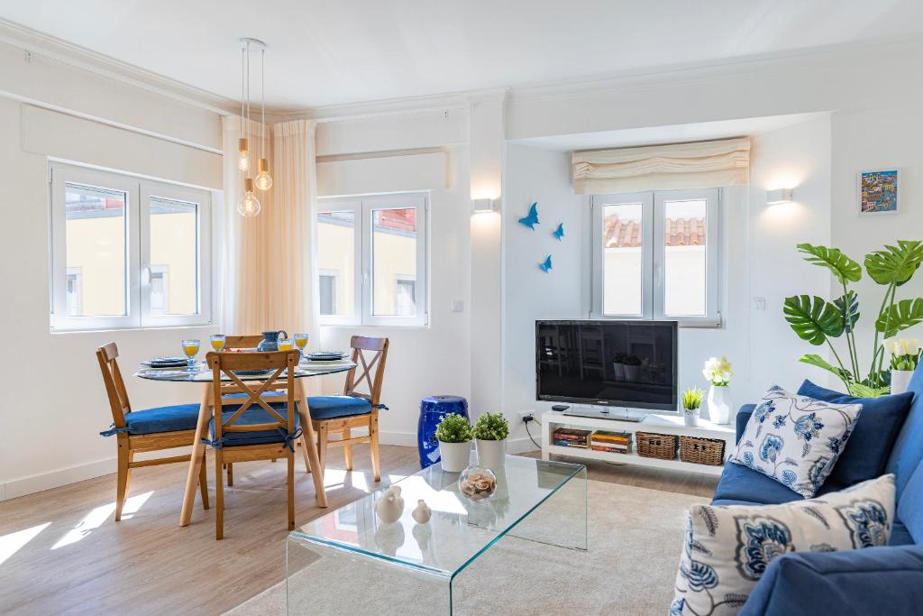卡斯卡伊斯Gia's Homes Cascais by LovelyStay的客厅配有蓝色的沙发和桌子
