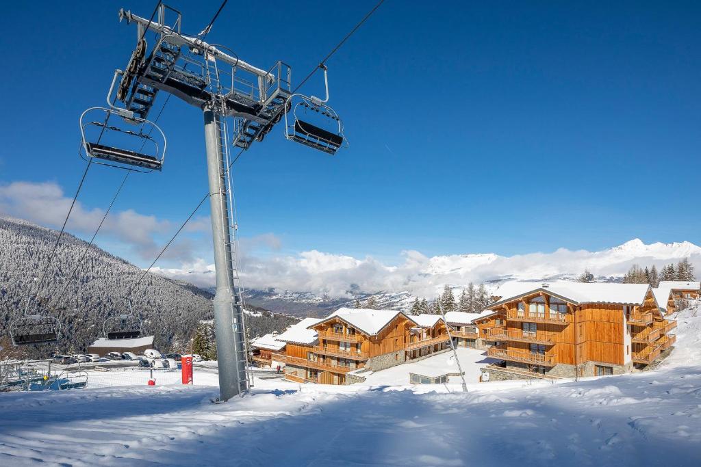 佩塞克鲁瓦La Cour aux Ecureuils的雪中滑雪升降机,毗邻小屋