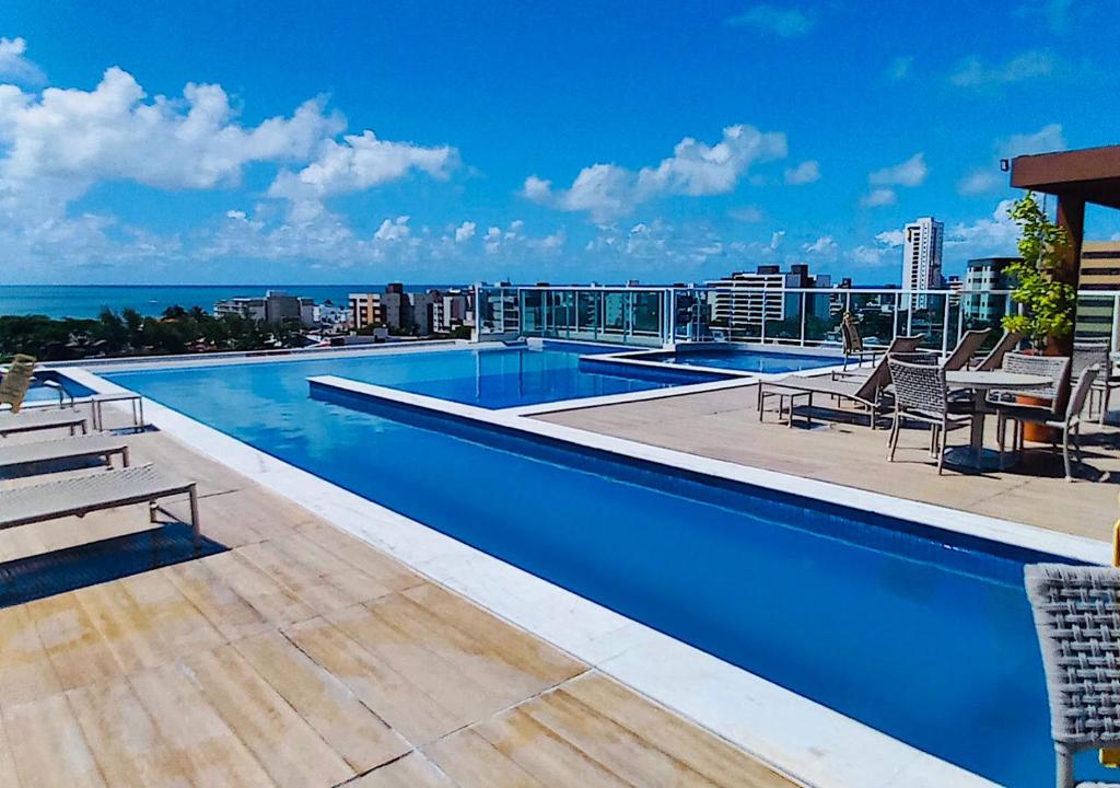 若昂佩索阿Lindo Flat com vista mar João Pessoa的建筑物屋顶上的游泳池