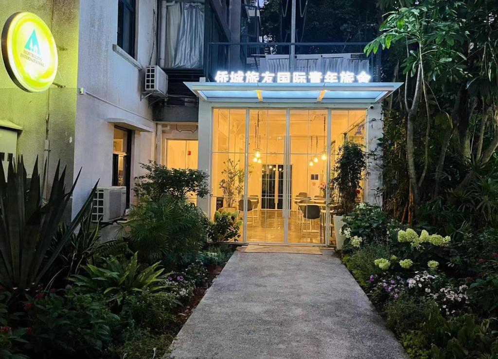 深圳深圳侨城旅友国际青年旅舍的玻璃门进入大楼的入口