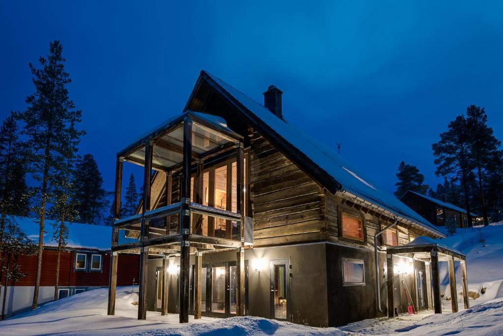 韦姆达伦Stora Björnrike的雪中的一个小木屋