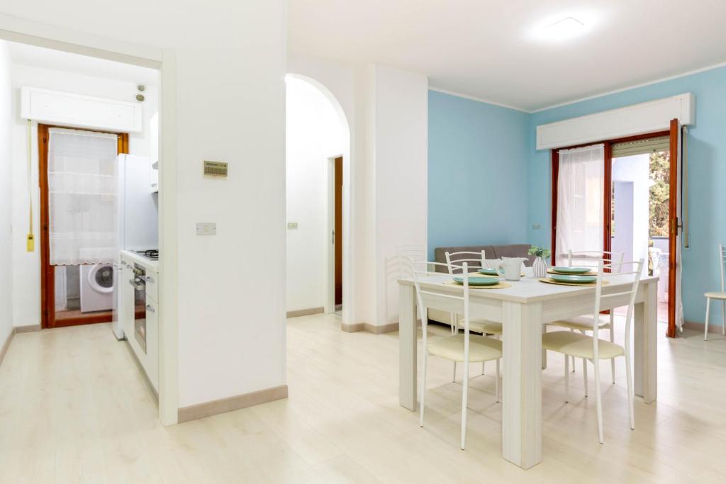 阿尔巴·阿德里亚蒂卡Appartamento Turchese - MyHo Casa的白色的用餐室配有白色的桌椅