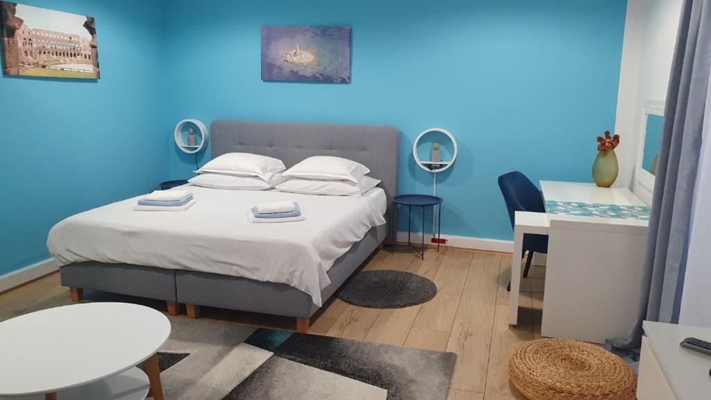 普拉Holiday home Blue door in Pula的一间卧室配有一张蓝色墙壁的床