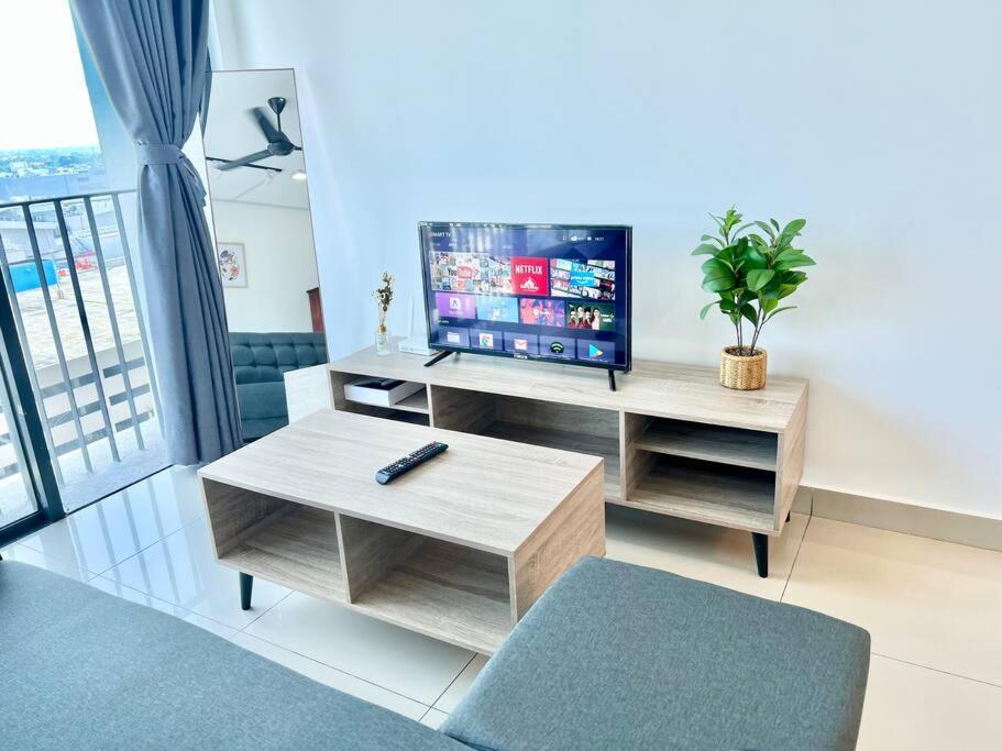 实达阿南P 1-5Pax Cozy Home Setia Alam Trefoil Smrt TV&Wifi的客厅配有电视和一张沙发桌