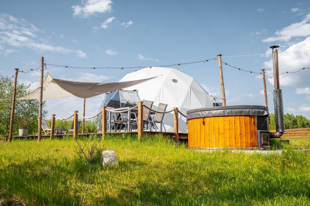 Pomysk WielkiGlamping Kaszuby的田野里的帐篷和桌椅