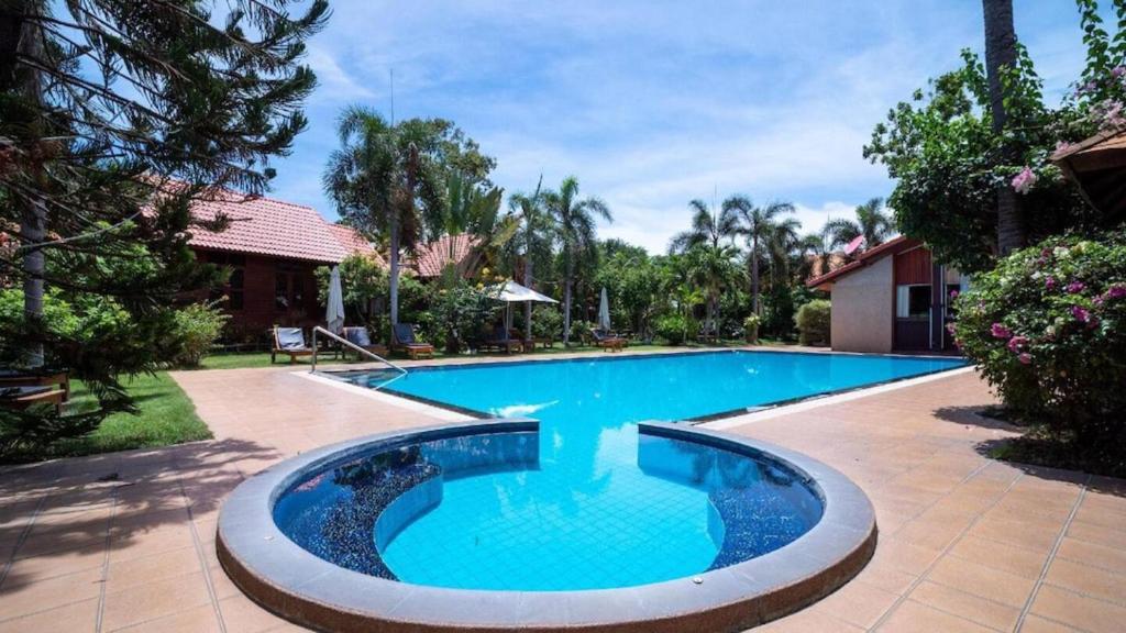 Ban Nong Chap TaoBangsaray Village Resort的一座房子后院的游泳池