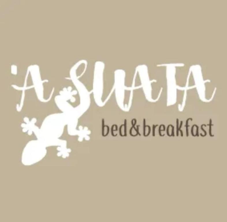 马拉泰亚A Suata的猴子住宿加早餐旅馆的标志