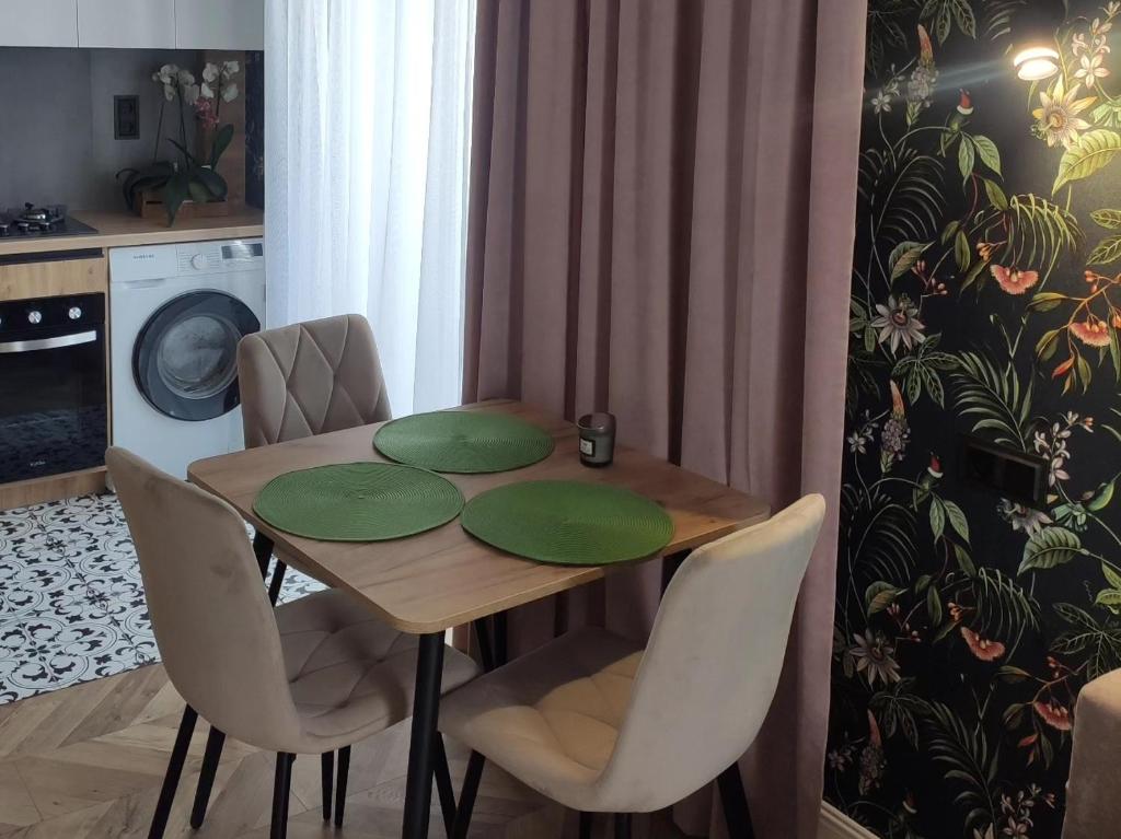 克列缅丘格BotaNika的餐桌和椅子,上面有绿盘