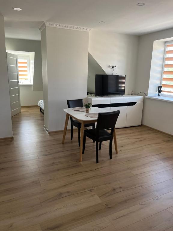 KalvarijaCentro apartamentai的配有桌椅的厨房和餐厅