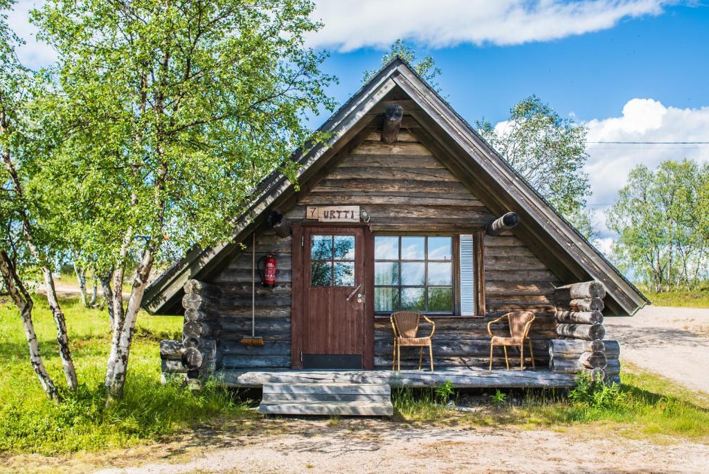LeppäjärviTunturikeskus Galdotieva的小木屋前方设有两把椅子