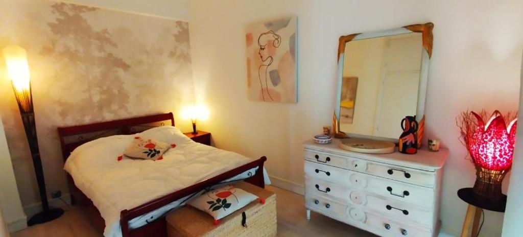 勒阿弗尔LA TERRASSE DE NOTRE DAME的一间卧室配有一张床、梳妆台和镜子