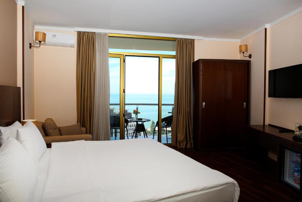 巴统考内尔酒店的酒店客房设有一张床和一个大窗户