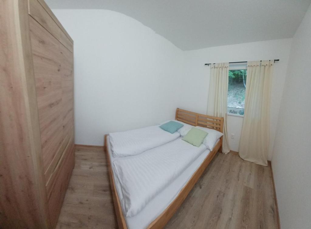 HolčíkovceApartmány Domaša Poľany的一间小卧室,配有床和窗户