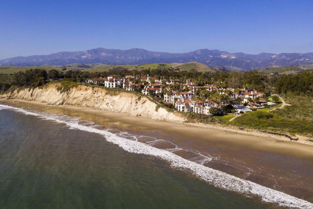 圣巴巴拉圣巴巴拉丽思卡尔顿酒店的悬崖上房屋享有海滩的空中景致