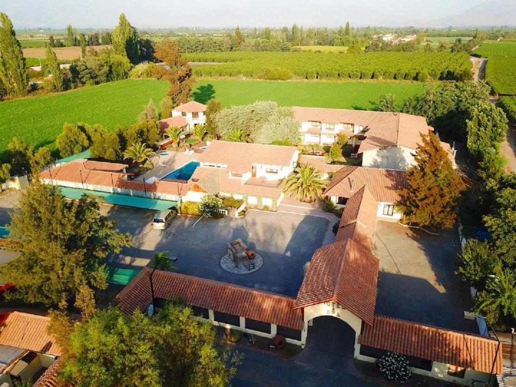 洛斯安第斯Howard Johnson Hotel Rinconada de Los Andes的享有带游泳池的房屋的空中景致