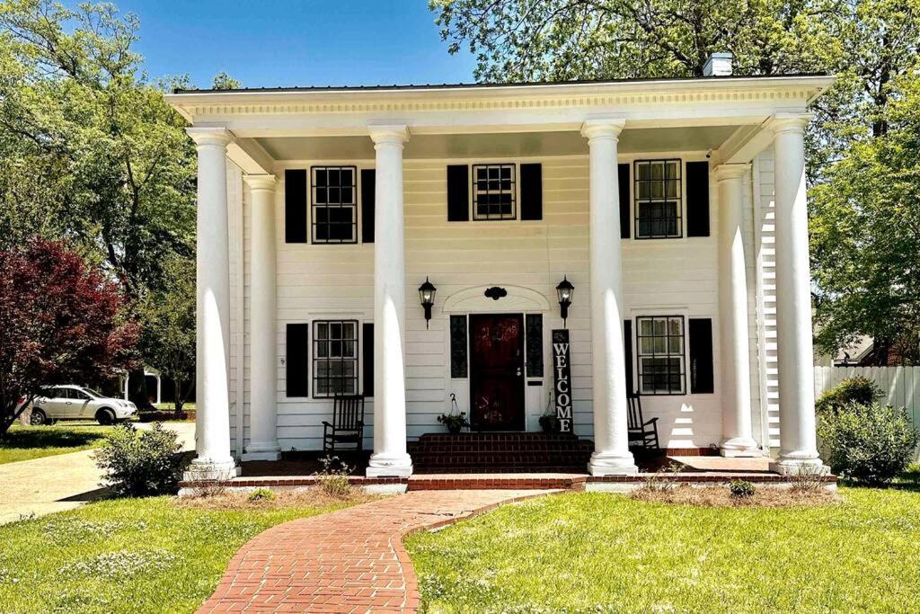 格林纳达The Hooper House的白色的房屋,有白色的柱子和红色的门