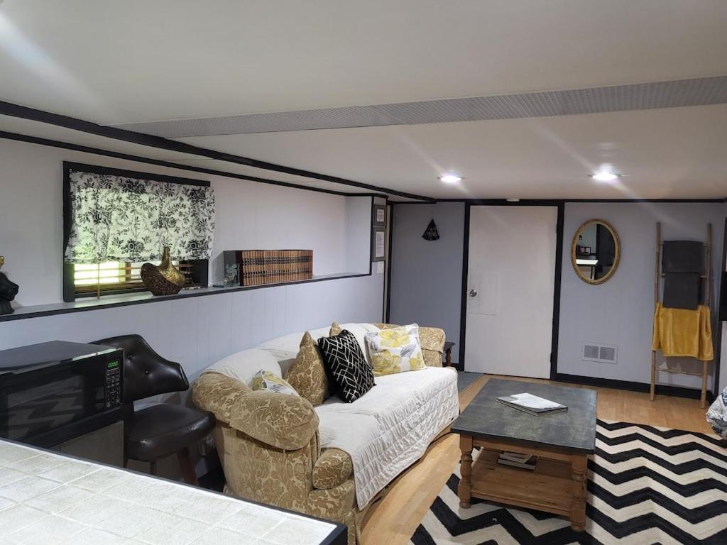南金斯敦Legend Rock Lodge的客厅配有沙发和桌子