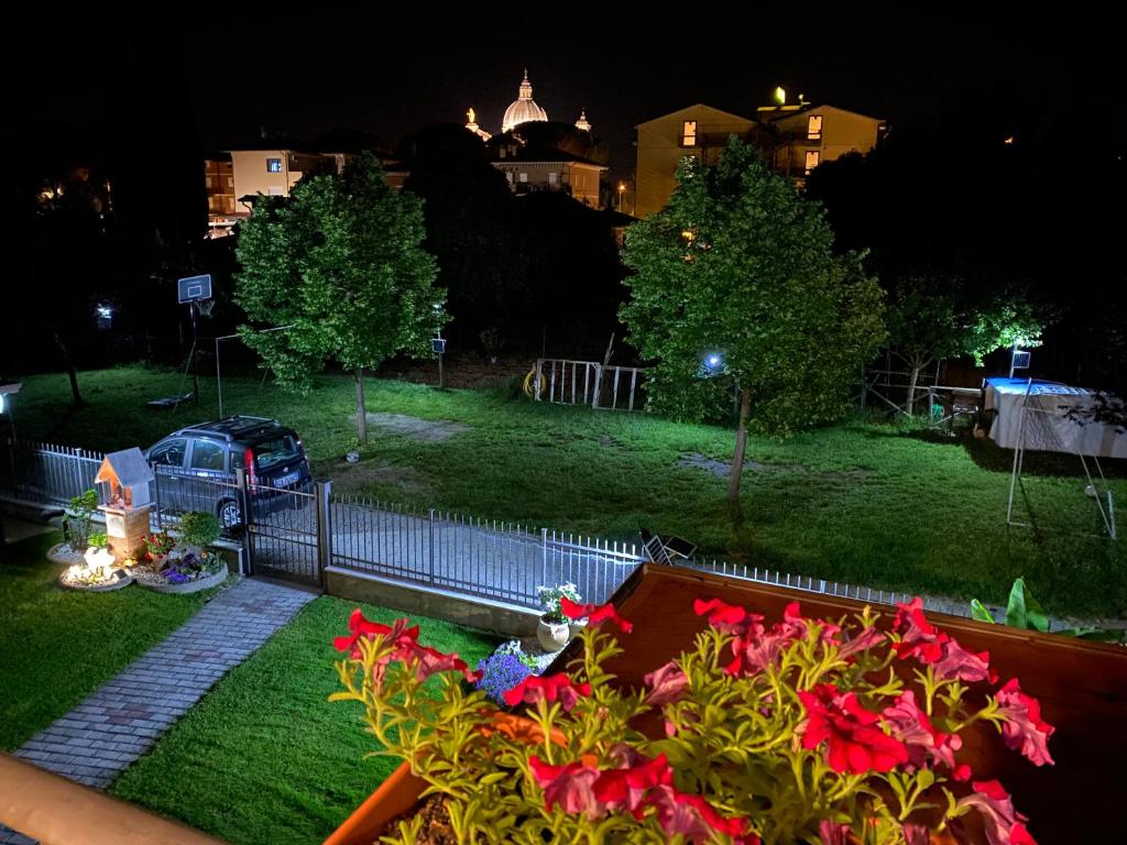 安杰利圣母Appartamento Antonietta-Assisi的公园的夜景,红色的鲜花
