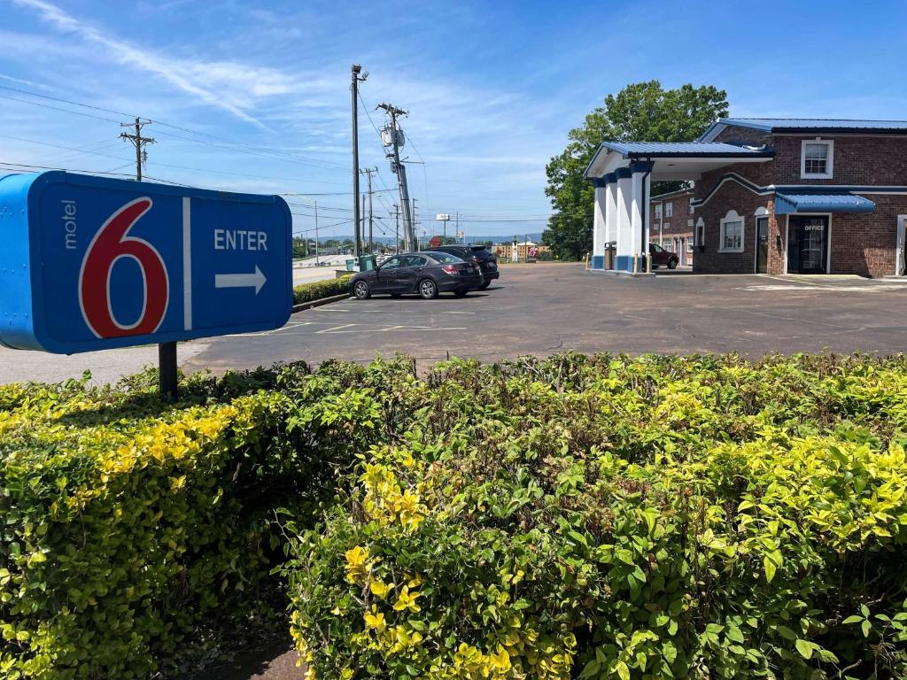 查塔努加Motel 6-East Ridge, TN的停车场内带有标志的加油站