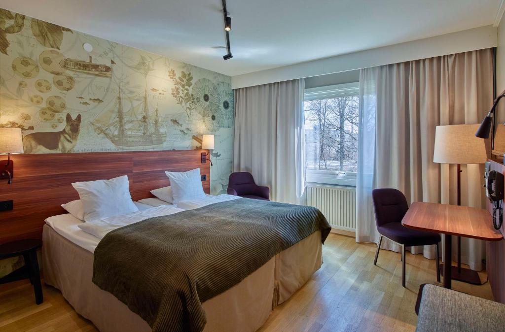 韦克舍韦克舍斯堪迪克酒店的酒店客房设有床和窗户。