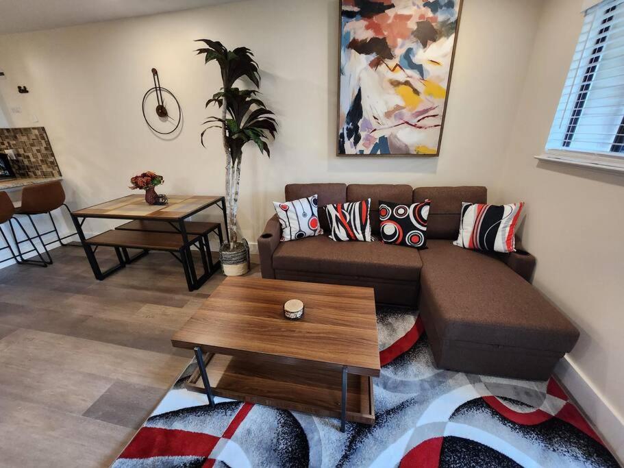 希尔顿黑德岛Classy & comfortable condo!的带沙发和咖啡桌的客厅