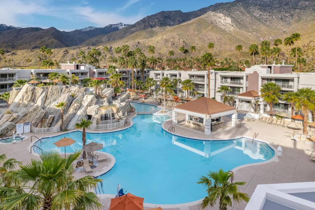 棕榈泉钻石度假村棕榈峡谷度假酒店的享有度假村游泳池的空中景致