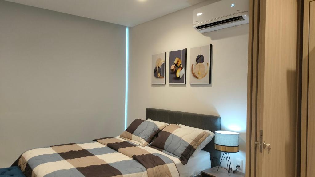 GairaApartasuite moderno y elegante en Playa Salguero的一间卧室配有一张床和镜子