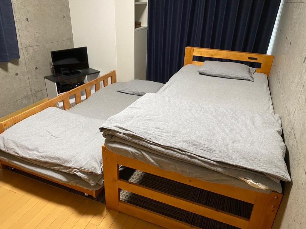 KokubunjiMarvelous Kokubunji - Vacation STAY 80468v的配有电视的客房内的两张单人床