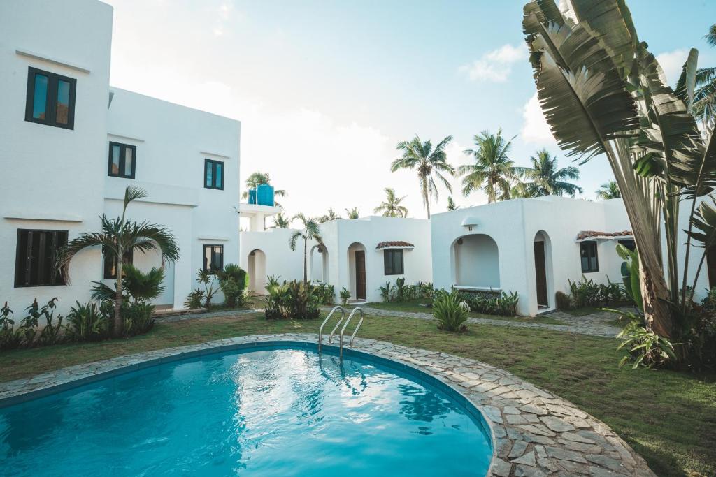 卢纳将军城Hostel Bajala Siargao的一座别墅,在一座建筑前设有一个游泳池