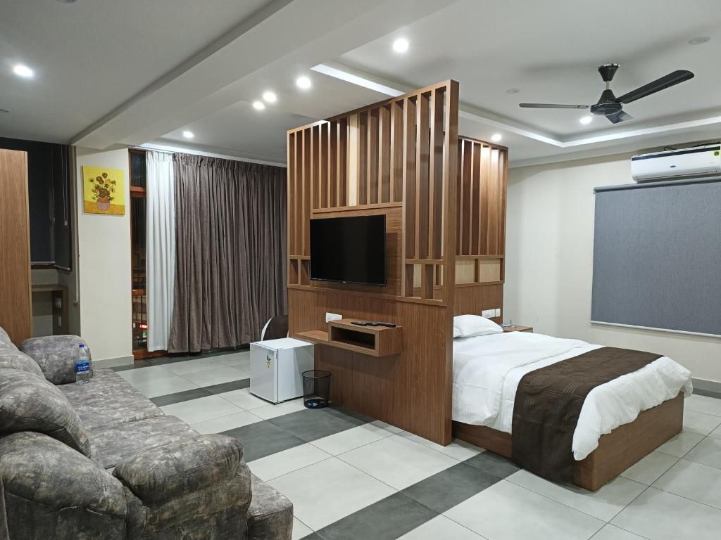 卡尔佩特塔ARAKKAL GUESTHOUSE的一间卧室配有一张床和一台平面电视