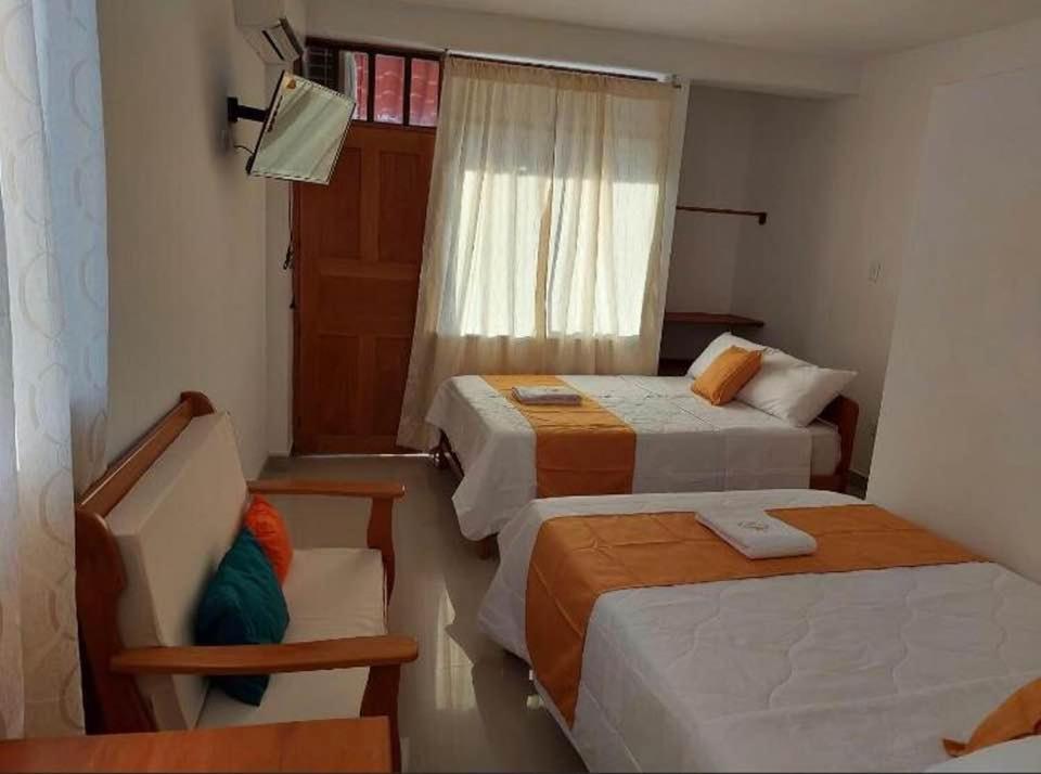 YurimaguasMajestic Mical的酒店客房设有两张床和窗户。