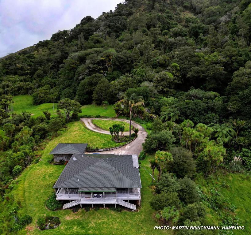奥波诺尼Waiotemarama Falls Lodge的山中房屋的空中景观