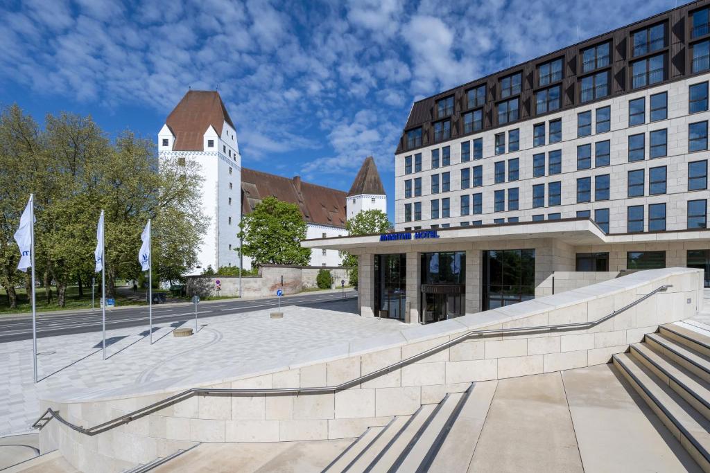 因戈尔施塔特Maritim Hotel Ingolstadt的建筑前有楼梯的建筑