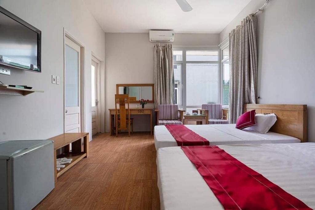 清化Villa 216 Eureka Linh Trường - Hải Tiến的一间卧室配有一张大床,上面有红毯