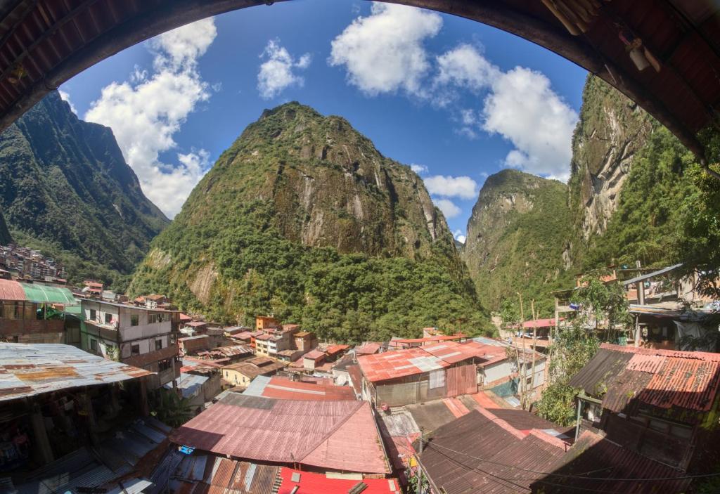 马丘比丘ECO ART Best view Machu Picchu的享有以山为背景的村庄美景