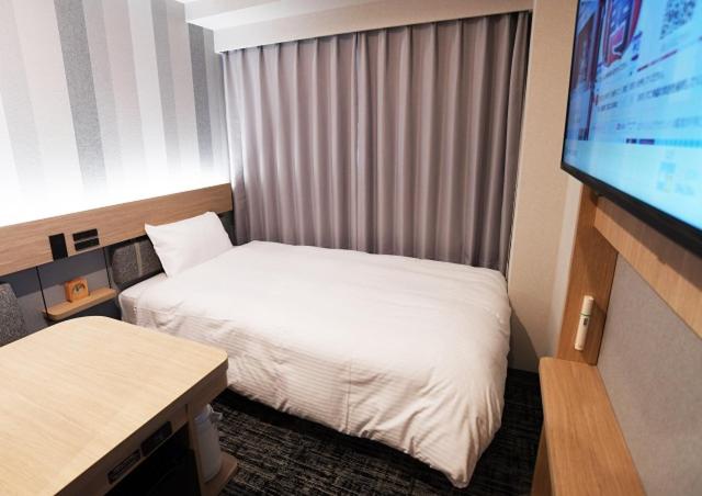 东京上野广小路R＆B酒店的酒店客房设有两张床和一台平面电视。