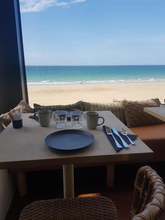 圣马洛Alba hotel的一张享有海滩美景的桌子